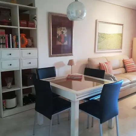 Familiar Con Jardines Privados,