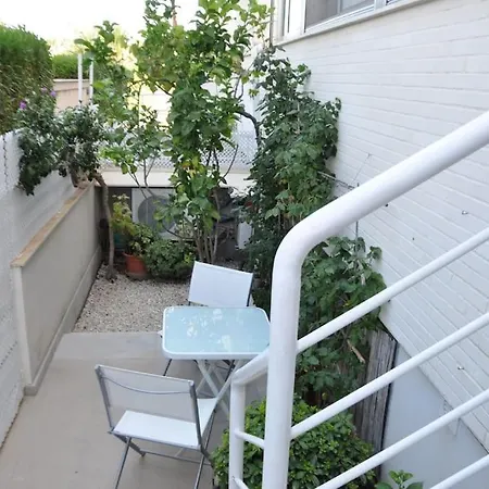 Familiar Con Jardines Privados,