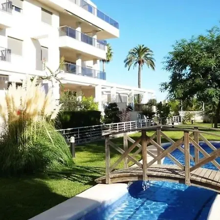 Familiar Con Jardines Privados, دينايا