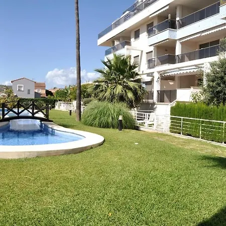 Familiar Con Jardines Privados, * دينايا