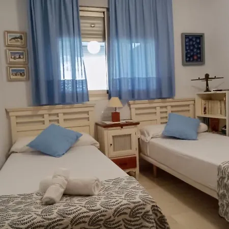 Familiar Con Jardines Privados, دينايا